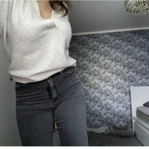 Super fina gråa jeans som aldig använts. Med slits passar s/m