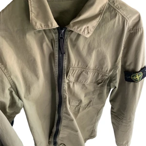Stone island overshirt  - Säljer min Stone island overshirt då den var lite för stor för mig. 9/10 skick bara testad. Storlek M. Kan även tänka mig att byta till annan overshirt i storlek S.