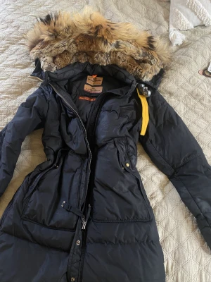 Parajumper Longbear - Bra skick Äkta päls Färg - Svart Modell -Londbear Storlek - Xs passar även mig som är S Köpt för 11 000kr Säljer för 7500kr