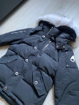Moose knuckels 3q Nyskick - Säljer nu min moose jacka då jag bara använde den 2 gånger sen blev den liggandes och för liten,storlek S men passar M Skick 10/10 Köpt på nk för 13k påse finns! Kan bytas mot annan vinter jacka eller något annat skicka förslag!