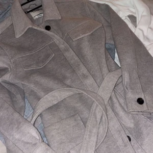 Kort kappa - Använt skick, men inget trasigt eller som stör.  Kan gå ner i pris vid snabbaffär.