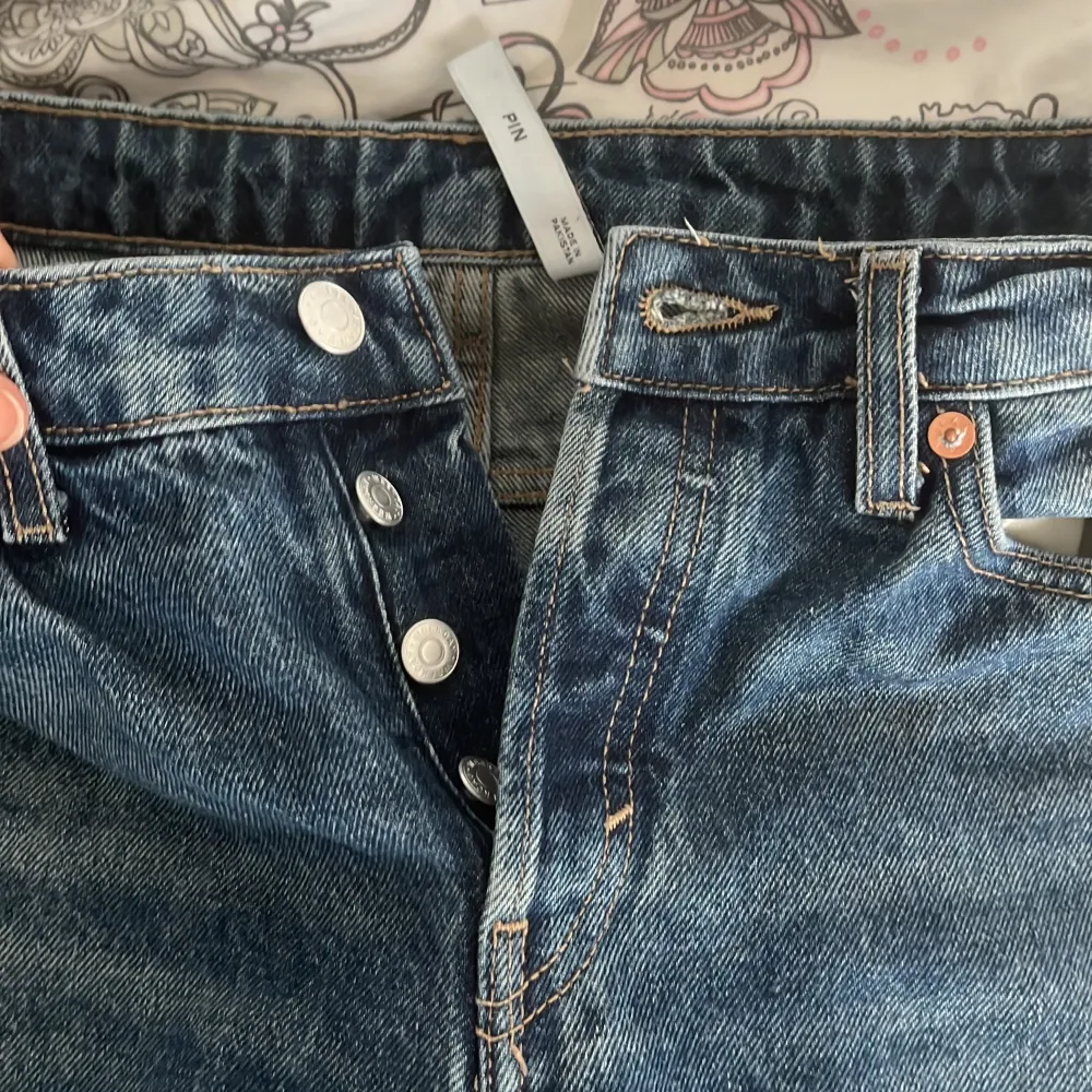 Midwaist jeans från Weekday, modell ”PIN”. Jättesnygga över rumpan och längs benen! Knappt använda💓 27/32. Jeans & Byxor.
