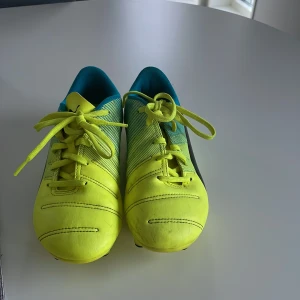 Fotbollsskor - Säljer ett par fotbollsskor i storlek 37,5 med märket Puma. Fint skick. Skriv för mer info. 