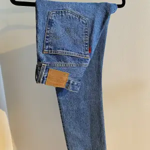 Säljer mina helt oanvända 501 jeans från Levis då jag köpte dom för små. De är i storlek W25 L30. Köparen står för frakten!