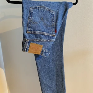 Levisjeans 501 - Säljer mina helt oanvända 501 jeans från Levis då jag köpte dom för små. De är i storlek W25 L30. Köparen står för frakten!