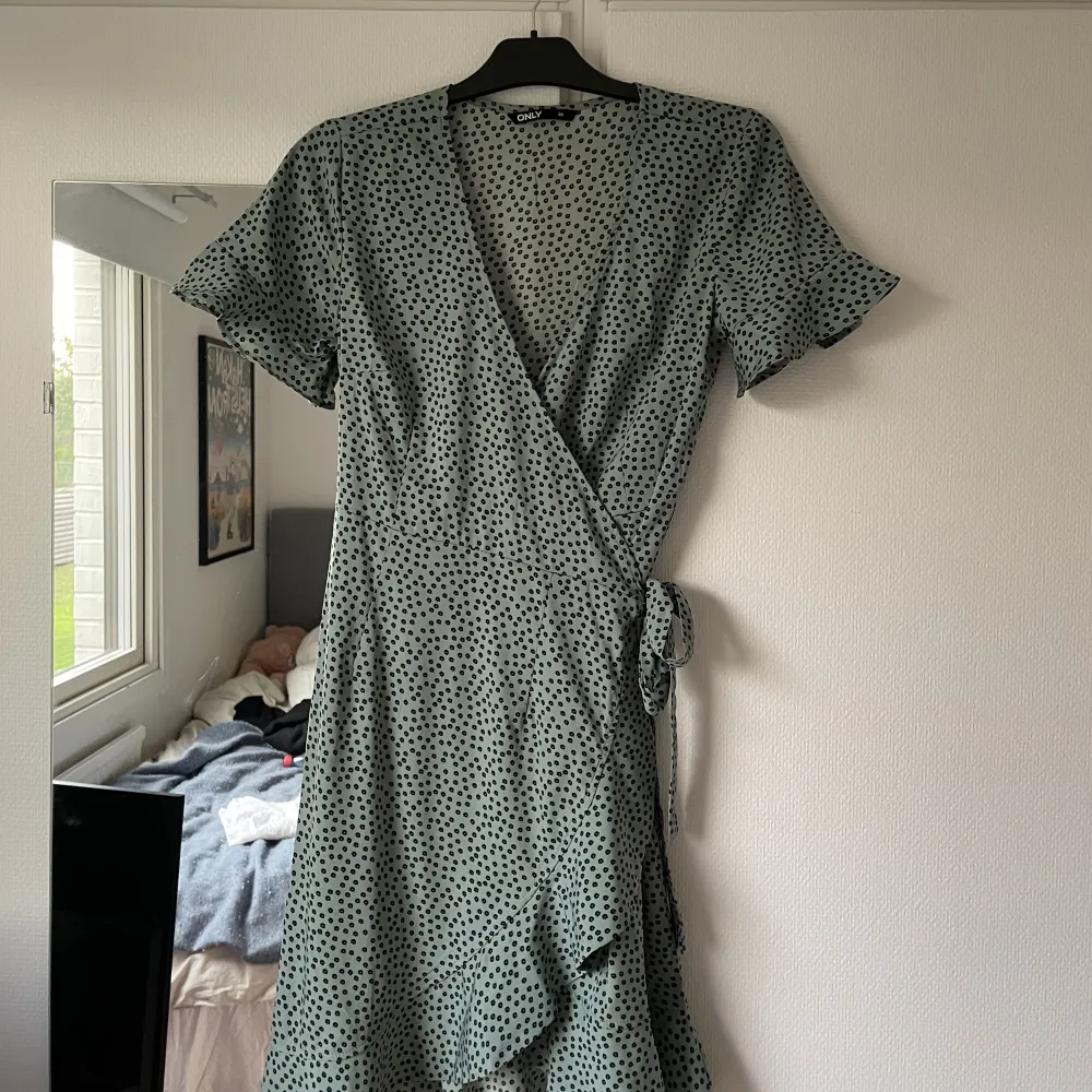 Säljer denna fina klänning, köpt 2019. Använd en gång. Klänningar.