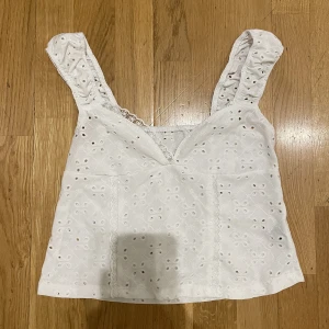 Vit blus - Säljer denna super gulliga toppen från shein. Den har så finns detaljer både fram och bak. Endast använd 1 gång så den har inga defekter och är helt i nyskick. För fler bilder/frågor kom privat🩷