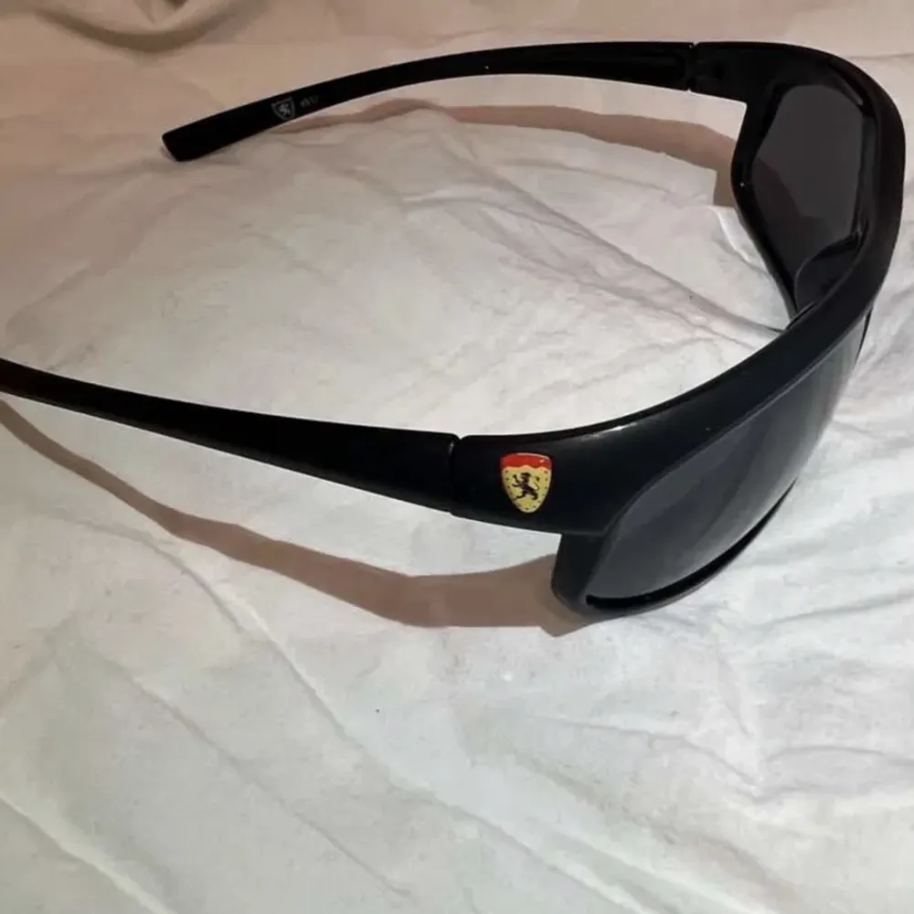 Ett par jättefina svarta solglasögon som inte används(i använt skick)💗. Accessoarer.