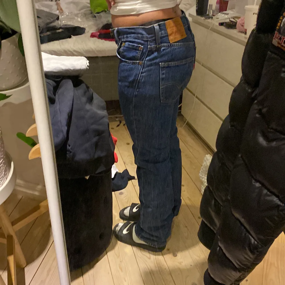 Fina välskötta levis jeans köpta i herrstorlek men sitter jättefint på tjej. Har blivit försmå som man kan se. Normalmidjade. Köparen står för frakten.. Jeans & Byxor.