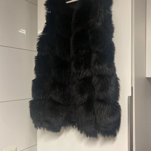 Pälsväst  - Svart pälsväst, strl S men passar även M. :)