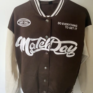 Collegejacka - Använd max 2 gånger 🩷