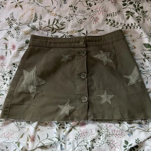 Grunge minikjol y2k - Vet inte var jag först köpte kjolen men har sytt på stjärnor och gjort den kort själv, använda några få gånger 