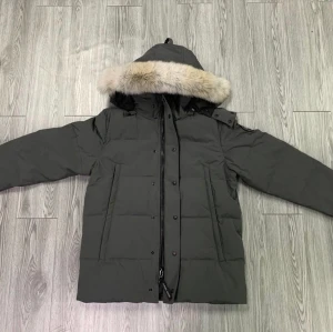 Canada Goose Jacka - Säljer nu min Canada Goose jacka då jag inte använder den längre. För fler bilder skriv till mig.