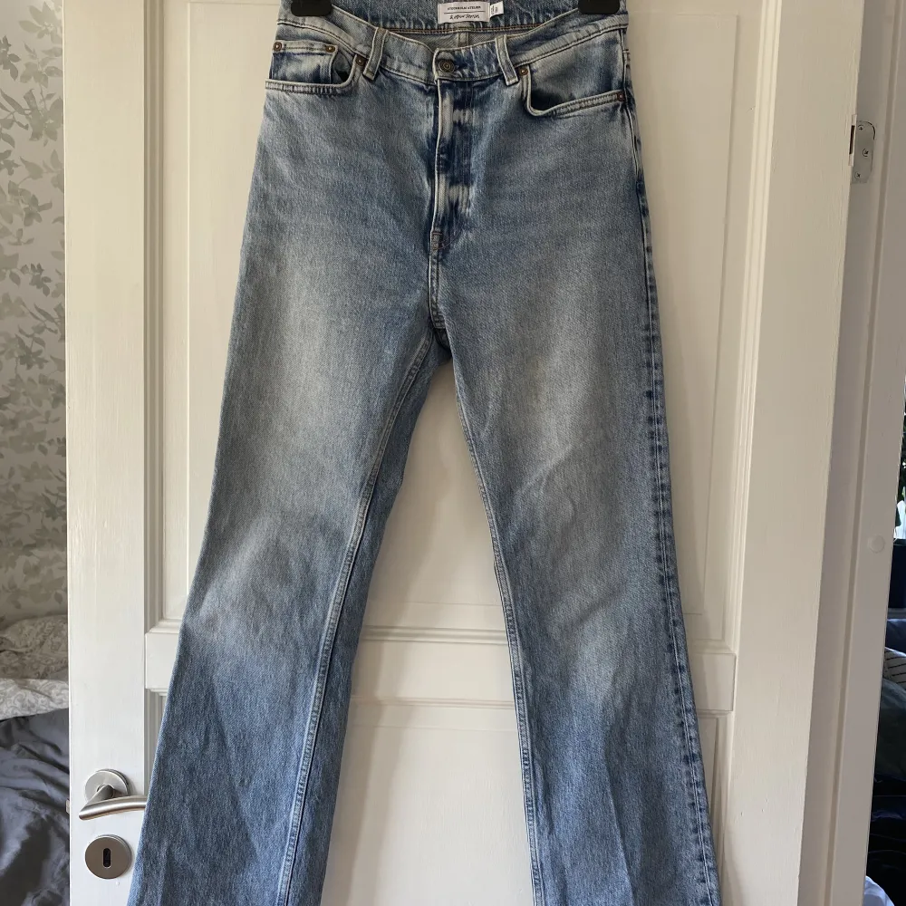 Blåa bootcut jeans från & other stories. Har varit mina favorit jeans ett bra tag men har nu växt ur dem✨. Jeans & Byxor.