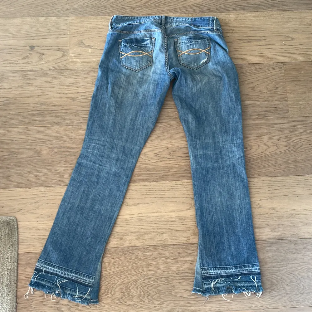 Vintage jeans från abercrombie and fitch  Storlek s/m Skriv om du undrar nått 💕. Jeans & Byxor.