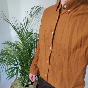 Skjorta NN.07 - 100% bomull  Använd en gång och har sedan hängt tyvärr. Väldigt skön och härlig casual skjorta i regular fit