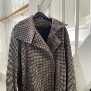 Arket Kappa  - Jag säljer denna jätte trendiga rutiga kappan från Arket för att den inte kommer till användning! Kappan har inga tecken på användning då jag tagit hand om den bra. Nypris ligger på 1790 medans jag säljer för 1000. (Pris går att diskuteras) 💞