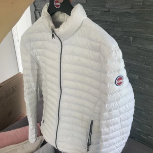 Colmar jacka - Hej! Säljer nu en jättefin dunjacka från colmar, Skick 9/10, finns inga synliga skador alls då den är använd Max 5 ggr.Storlek 50 vilket motsvarar M. Hör gärna av dig vid funderingar.