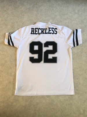Reckless tröja - just nu säljer jag en Reckless tröja. Jag är inte säker till vilken sport den är men nånstans med Baseball eller Amerikansk Fotboll. Jag fick den av brosan och är helt ny. Str S men är lite oversized
