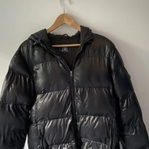 Polo club vinterjacka - Tja, säljer min vinterjacka för att den inte används. Skick 10/10 använd 3 gånger. Nypris 1400kr, köpt förra vintern