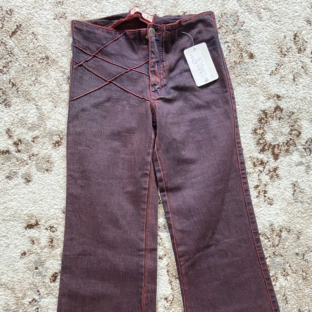 Oanvända vintage lila/röda jeans. De är tyvärr för små för mig så kan inte visa hur de ser ut på. 31cm i midjan och 80cm innerben, ganska stretchigt material. . Jeans & Byxor.