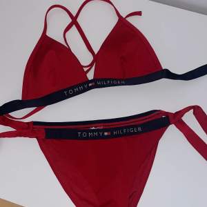 Tommy Hilfiger bikini storlek 34 på både delar. Priset är för både delar.