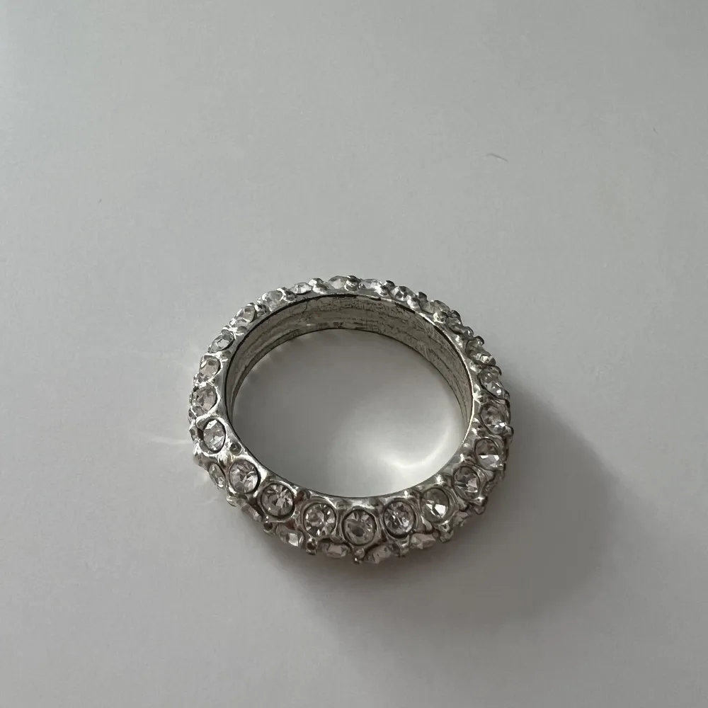 Säljer denna silvriga ring från glitter eftersom den inte kommer till användning 🩶 köparen står för frakten . Accessoarer.