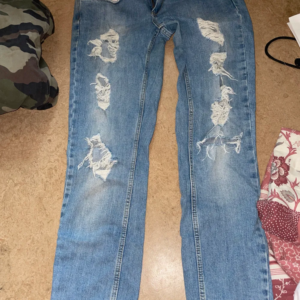 Säljer dess jeans då jag aldrig använt dom och dom har blivit för små för mig. Storlek: 28. Jeans & Byxor.