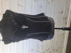 Killstar corpse corset (  oanvänd m prislapp )  - En super vacker corset ifrån killstar i sammet , helt oanvänd enbart provad samt tvättad, ( mer som än M i storlek men markerad XL ) Kuporna passar C - D kupa. O corsetten e byglad  skickas även med prislappen vid sidan av (avtagen eftersom jag tvätt