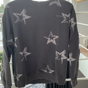 Tröja med stjärnor  - Säljer den här tröjan från barnavdelningen på zara säljer pga den kommer inte till användning och för liten ❤️OBS på ena ärmen har sömmen åkt upp!