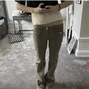 Gröna jeans - Säljer dessa coola gröna jeans från hm som är väldigt populära. Lägger upp igen pågrund av oseriös köpare. 