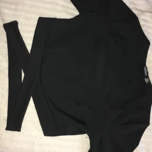 Tröja  - Säljer denna boohoo tröja för 100 knappt använd skriv gärna 