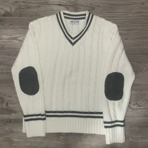 Vit stickad tröja - Säljer denna snygga vita stickade tröja då den är för stor på mig. Aldrig använd av mig och är i superfint skick! Pm för för fler bilder och frågor! Storlek XL men skulle säga att den är mer L, passar bra oversized om man är M!