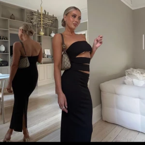 zara klänning  - Använd 1 gång bara så i nyskick, jättesnygg till fest eller middagar! 