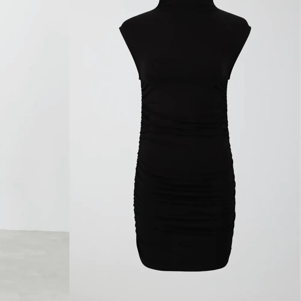 Fin svart klänning med avrunda på sidan. Strl. S. Original pris: 360kr. Använt 1 gång. Hör av dig vid intresse! . Klänningar.
