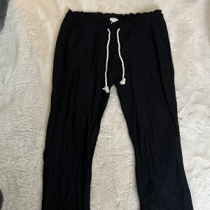 Roxy linnebyxor - Jättefina lågmidjade linne byxor från roxy i storlek XL men skulle säga att dom passar L eller M till och med. Aldrig använda.😊 jag står för frakten