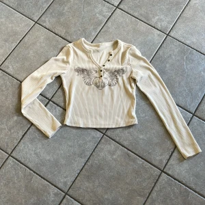 Långärmad topp - Säljer den här coola tröjan som jag tror är köpt på emmiol. Säljer då den aldrig används längre. Bra skick! 