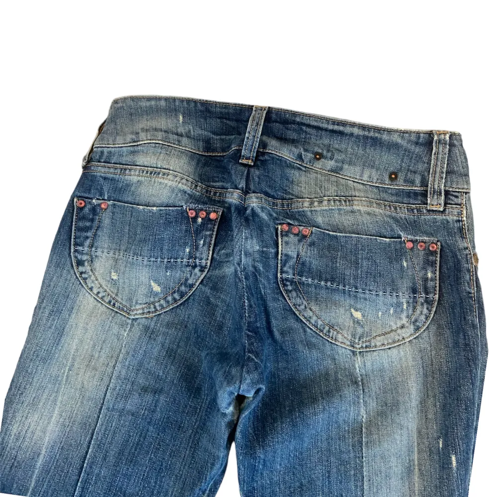 Säljer dom här söta jeansen med rosa rhinestones på bakfickorna.  Innerbenslängd: 73,5 cm Midjemått runtom: 83cm. Jeans & Byxor.