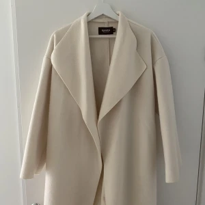 Bianca Ingrosso x Nelly  - Säljer en kappa från Bianca Ingrossos kollektion med Nelly. Storlek 34, endast använd en gång. Finns även ett bälte till. 