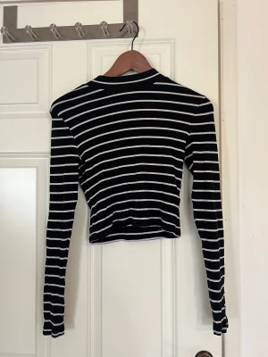 Randig topp - Jättefin randig ribbad topp från hm i mycket bra skick💕