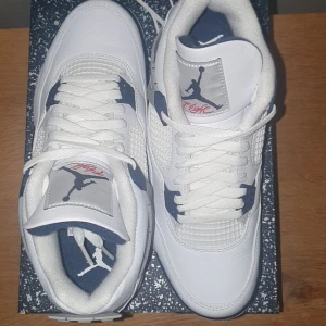 Jorden 4 Midnight navy  - "Snygga Jordans 4 Midnight Navy-skor till salu! Stolek 42. Skorna är i mycket gott skick och har endast använts några gånger. Pris kan diskuteras 
