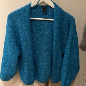 Lindex kofta - Säljer min trendiga Lindex kofta som bara är använd en gång💞