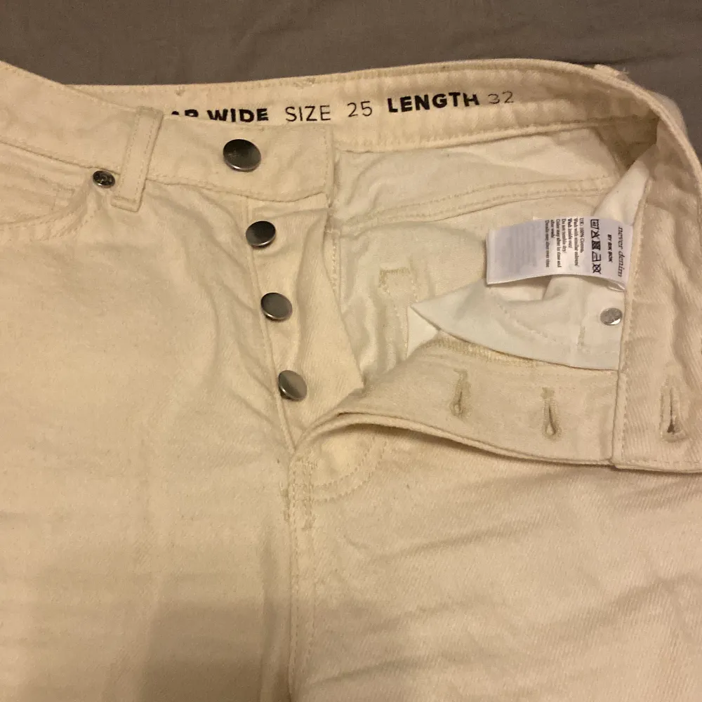 Vita byxor regular wide size 25 length 32 använda 1 gång har en liten fläck längst ner på höger ben bak men går till 99% bort i tvätten, i övrigt jätte fina jeans som är bekväma och väldigt fina, jag växte tyvärr ur dom och har bara legat i garderoben. . Jeans & Byxor.