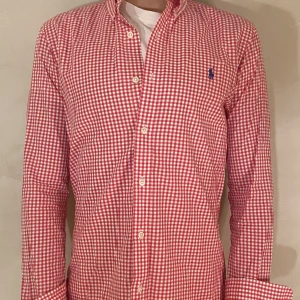 Skjorta Polo Ralph Lauren  - Säljer nu min Ralph Lauren skjorta i storlek S. Fint skick, givetvis autentisk. Skriv om du har funderingar! 