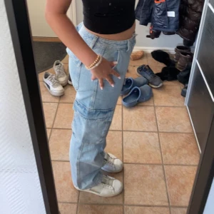 cargo jeans - jättesnygga low-waisted cargo jeans ifrån gina, endast använda 1 gång! Perfekta i längden på mig som är ca 1,70. Priset går att diskutera 🌟