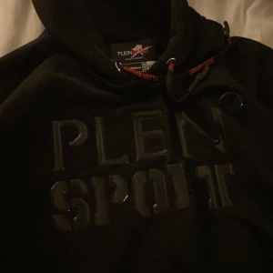 Plein sport - Köptes på Stockholm Quality outlet för två år sen kostade 4 tusen. Ingen skada. Kan skicka fler bilder om man är intresserad!!! Pris kan diskuteras, sen xxl men den är som xl