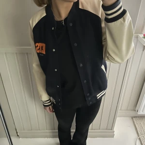 Baseball jacka  - Säljer denna fina baseball jackan med fodrade ärmar och rygg. Sjukt fin men passar inte mig därför aldrig använd. Köpt på urban outfitters 