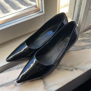 Skor - Fina klackeskor, använd en halv gång, 