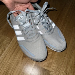Adidas La trainers - Adidas La trainers i nyskick, använda endast fåtalet gånger. Storlek 42