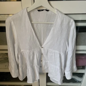 Vit blus från zara - Säljer min vita blus från zara i storlek xs då jag inte använder den längre❤️‍🔥 den är endast använd Max 3 gånger o är i väldigt fint skick!! Ordinarie pris 429 men säljer för 249🙌🏼